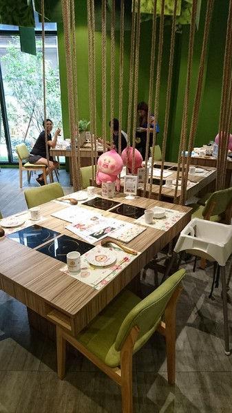 醜比頭森林鍋物：台中西屯~醜比頭森林鍋物主題餐廳~屁桃君醜的可愛又療癒~樹洞特色包廂也太好拍了吧~