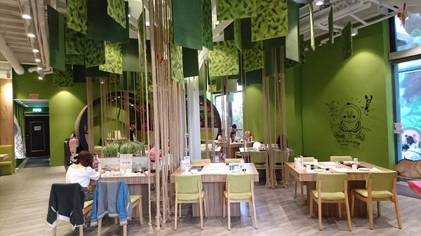 醜比頭森林鍋物：台中西屯~醜比頭森林鍋物主題餐廳~屁桃君醜的可愛又療癒~樹洞特色包廂也太好拍了吧~