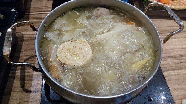 醜比頭森林鍋物：台中西屯~醜比頭森林鍋物主題餐廳~屁桃君醜的可愛又療癒~樹洞特色包廂也太好拍了吧~