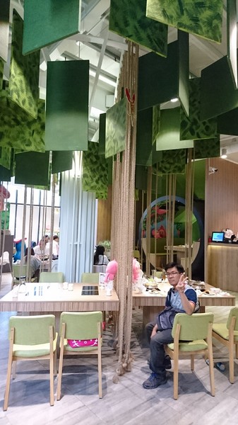 醜比頭森林鍋物：台中西屯~醜比頭森林鍋物主題餐廳~屁桃君醜的可愛又療癒~樹洞特色包廂也太好拍了吧~