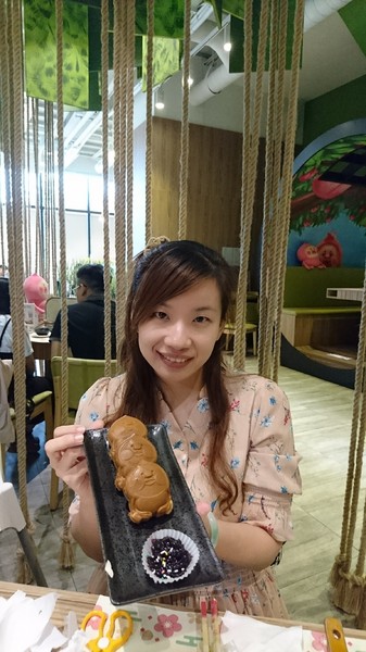 醜比頭森林鍋物：台中西屯~醜比頭森林鍋物主題餐廳~屁桃君醜的可愛又療癒~樹洞特色包廂也太好拍了吧~