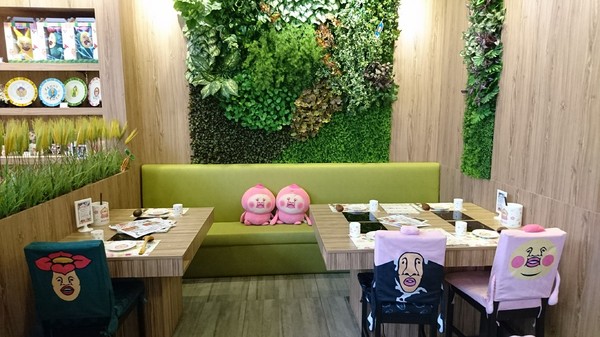 醜比頭森林鍋物：台中西屯~醜比頭森林鍋物主題餐廳~屁桃君醜的可愛又療癒~樹洞特色包廂也太好拍了吧~