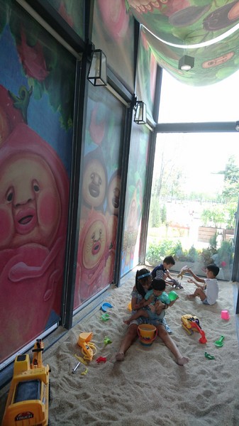 醜比頭森林鍋物：台中西屯~醜比頭森林鍋物主題餐廳~屁桃君醜的可愛又療癒~樹洞特色包廂也太好拍了吧~