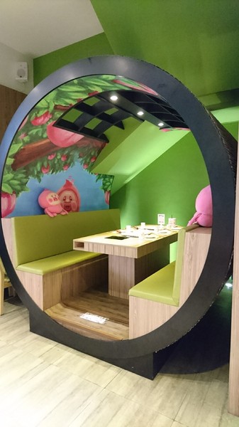 醜比頭森林鍋物：台中西屯~醜比頭森林鍋物主題餐廳~屁桃君醜的可愛又療癒~樹洞特色包廂也太好拍了吧~