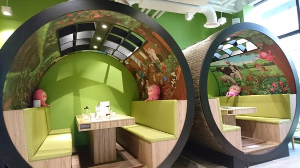 醜比頭森林鍋物：台中西屯~醜比頭森林鍋物主題餐廳~屁桃君醜的可愛又療癒~樹洞特色包廂也太好拍了吧~