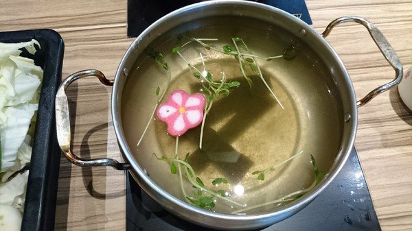 醜比頭森林鍋物：台中西屯~醜比頭森林鍋物主題餐廳~屁桃君醜的可愛又療癒~樹洞特色包廂也太好拍了吧~