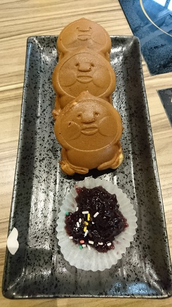 醜比頭森林鍋物：台中西屯~醜比頭森林鍋物主題餐廳~屁桃君醜的可愛又療癒~樹洞特色包廂也太好拍了吧~