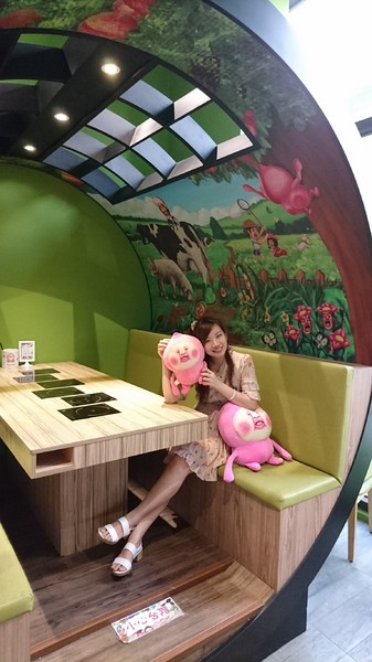 醜比頭森林鍋物：台中西屯~醜比頭森林鍋物主題餐廳~屁桃君醜的可愛又療癒~樹洞特色包廂也太好拍了吧~