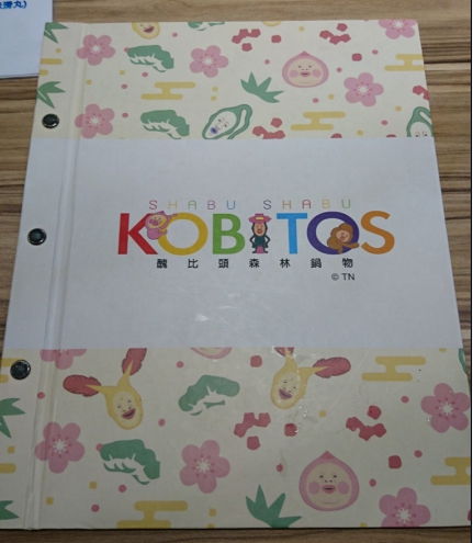 醜比頭森林鍋物：台中西屯~醜比頭森林鍋物主題餐廳~屁桃君醜的可愛又療癒~樹洞特色包廂也太好拍了吧~