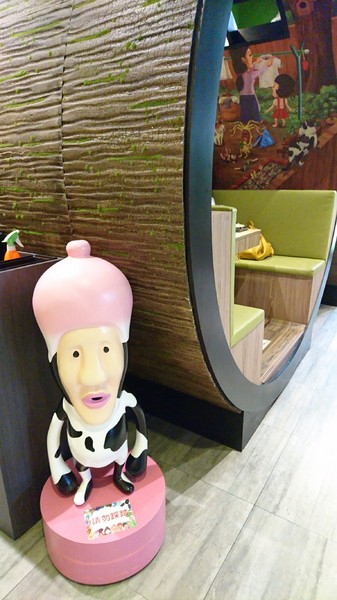 醜比頭森林鍋物：台中西屯~醜比頭森林鍋物主題餐廳~屁桃君醜的可愛又療癒~樹洞特色包廂也太好拍了吧~