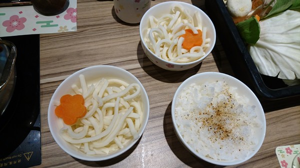 醜比頭森林鍋物：台中西屯~醜比頭森林鍋物主題餐廳~屁桃君醜的可愛又療癒~樹洞特色包廂也太好拍了吧~