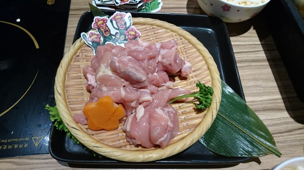 醜比頭森林鍋物：台中西屯~醜比頭森林鍋物主題餐廳~屁桃君醜的可愛又療癒~樹洞特色包廂也太好拍了吧~