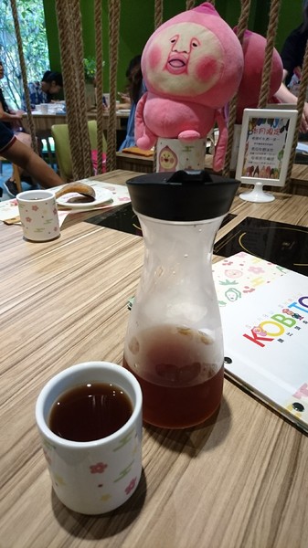 醜比頭森林鍋物：台中西屯~醜比頭森林鍋物主題餐廳~屁桃君醜的可愛又療癒~樹洞特色包廂也太好拍了吧~