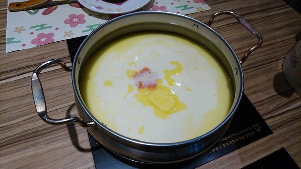 醜比頭森林鍋物：台中西屯~醜比頭森林鍋物主題餐廳~屁桃君醜的可愛又療癒~樹洞特色包廂也太好拍了吧~