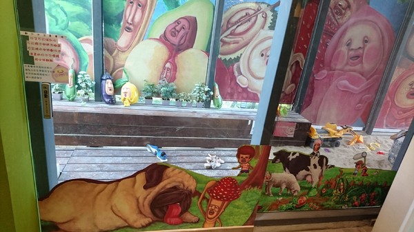 醜比頭森林鍋物：台中西屯~醜比頭森林鍋物主題餐廳~屁桃君醜的可愛又療癒~樹洞特色包廂也太好拍了吧~