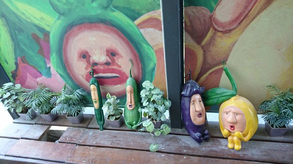 醜比頭森林鍋物：台中西屯~醜比頭森林鍋物主題餐廳~屁桃君醜的可愛又療癒~樹洞特色包廂也太好拍了吧~