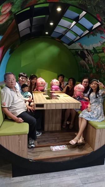 醜比頭森林鍋物：台中西屯~醜比頭森林鍋物主題餐廳~屁桃君醜的可愛又療癒~樹洞特色包廂也太好拍了吧~