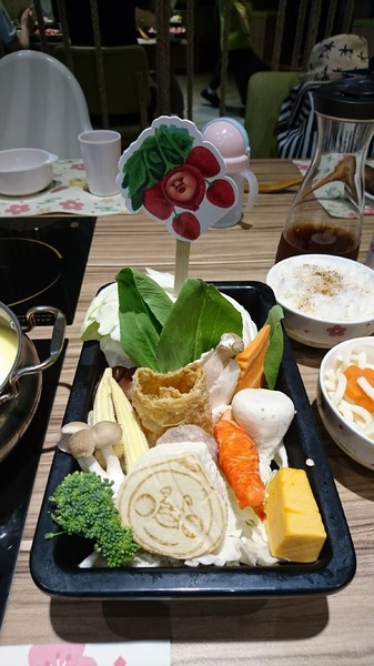 醜比頭森林鍋物：台中西屯~醜比頭森林鍋物主題餐廳~屁桃君醜的可愛又療癒~樹洞特色包廂也太好拍了吧~