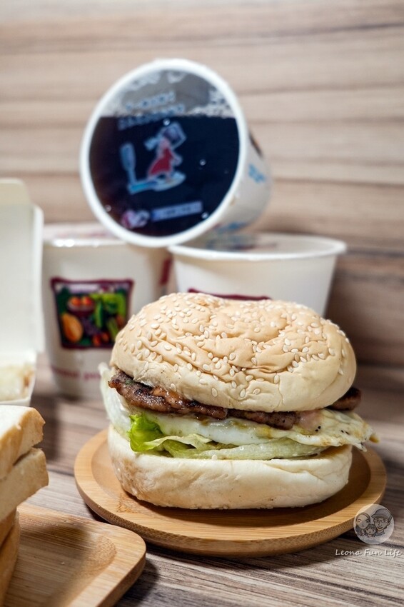 台中市南區忠孝夜市中平價實惠的住宿空間,下樓就能吃正老牌臭豆腐麵線糊、永德堂薏仁牛奶等美食! 傳思文旅Trans Inn