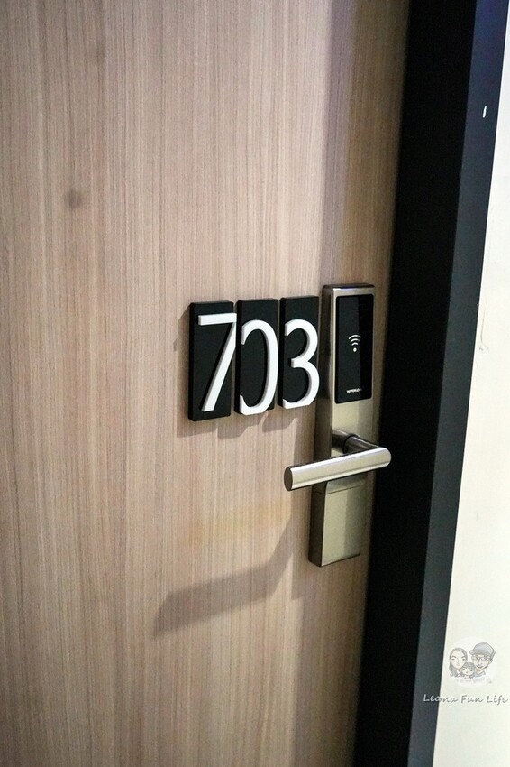 台中市南區忠孝夜市中平價實惠的住宿空間,下樓就能吃正老牌臭豆腐麵線糊、永德堂薏仁牛奶等美食! 傳思文旅Trans Inn