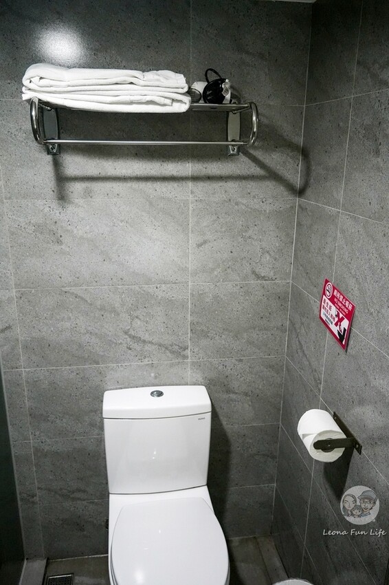 台中市南區忠孝夜市中平價實惠的住宿空間,下樓就能吃正老牌臭豆腐麵線糊、永德堂薏仁牛奶等美食! 傳思文旅Trans Inn