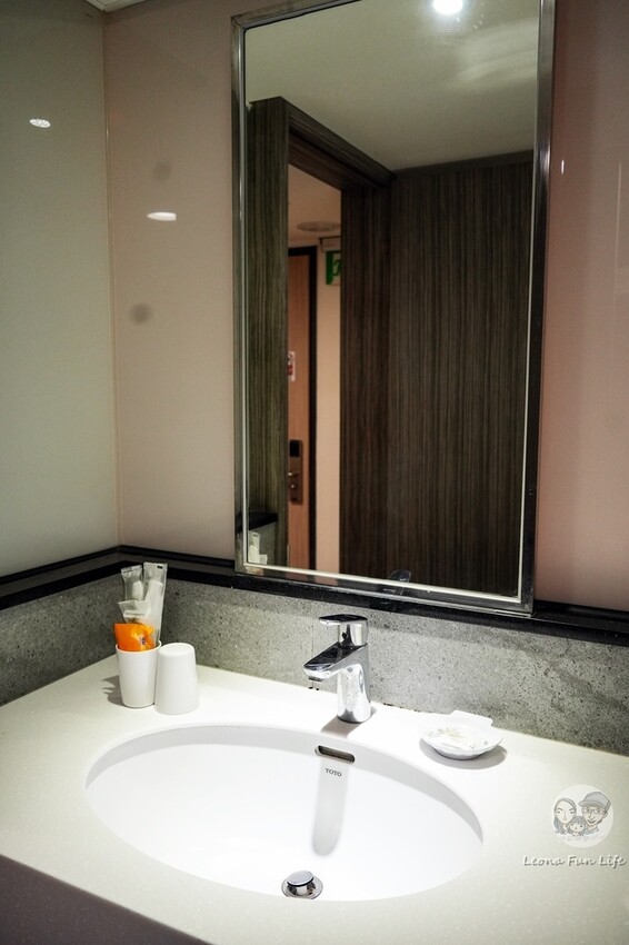 台中市南區忠孝夜市中平價實惠的住宿空間,下樓就能吃正老牌臭豆腐麵線糊、永德堂薏仁牛奶等美食! 傳思文旅Trans Inn