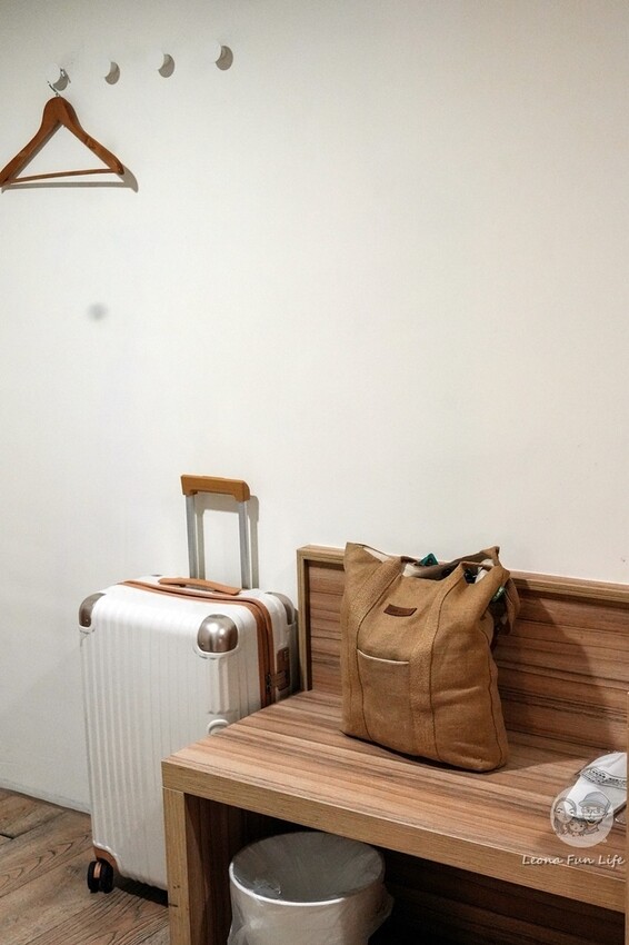 台中市南區忠孝夜市中平價實惠的住宿空間,下樓就能吃正老牌臭豆腐麵線糊、永德堂薏仁牛奶等美食! 傳思文旅Trans Inn