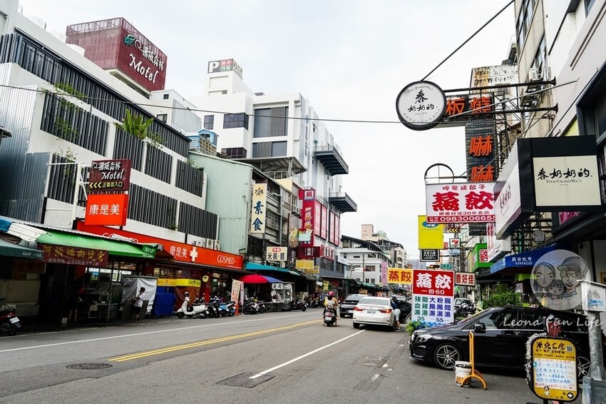 台中市南區忠孝夜市中平價實惠的住宿空間,下樓就能吃正老牌臭豆腐麵線糊、永德堂薏仁牛奶等美食! 傳思文旅Trans Inn