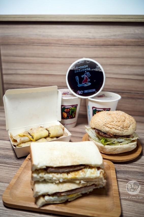 台中市南區忠孝夜市中平價實惠的住宿空間,下樓就能吃正老牌臭豆腐麵線糊、永德堂薏仁牛奶等美食! 傳思文旅Trans Inn