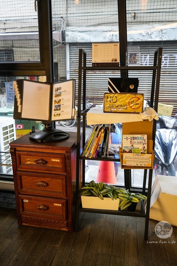 台中市南區忠孝夜市中平價實惠的住宿空間,下樓就能吃正老牌臭豆腐麵線糊、永德堂薏仁牛奶等美食! 傳思文旅Trans Inn