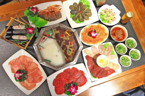 【板橋美食】重慶老火鍋-別的地方吃不到的正統重慶麻辣火鍋精髓美味!九宮格獨特吃法