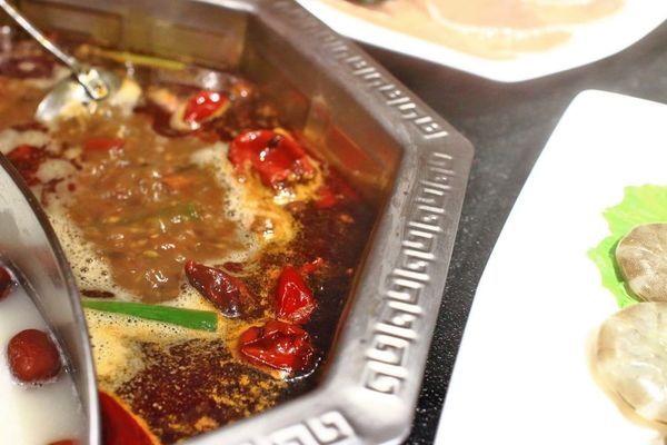 【板橋美食】重慶老火鍋-別的地方吃不到的正統重慶麻辣火鍋精髓美味!九宮格獨特吃法