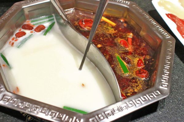 【板橋美食】重慶老火鍋-別的地方吃不到的正統重慶麻辣火鍋精髓美味!九宮格獨特吃法