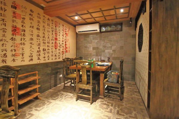 【板橋美食】重慶老火鍋-別的地方吃不到的正統重慶麻辣火鍋精髓美味!九宮格獨特吃法