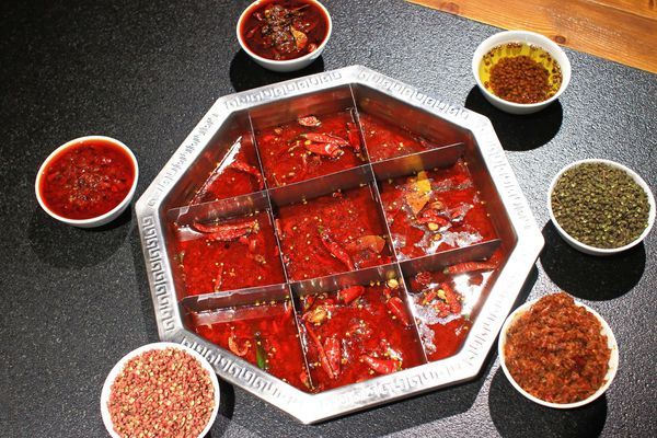 【板橋美食】重慶老火鍋-別的地方吃不到的正統重慶麻辣火鍋精髓美味!九宮格獨特吃法