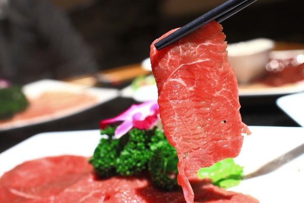 【板橋美食】重慶老火鍋-別的地方吃不到的正統重慶麻辣火鍋精髓美味!九宮格獨特吃法