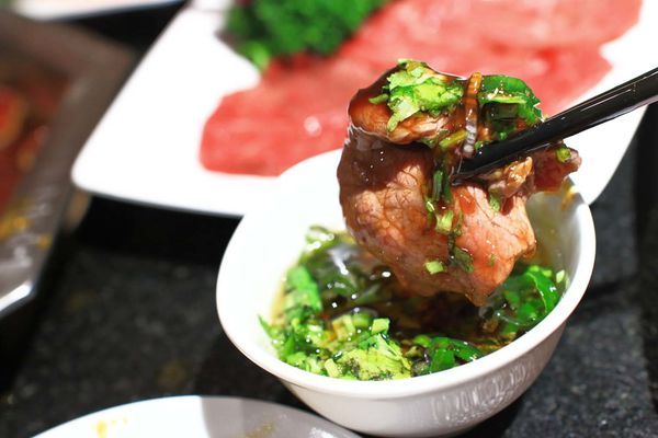 【板橋美食】重慶老火鍋-別的地方吃不到的正統重慶麻辣火鍋精髓美味!九宮格獨特吃法