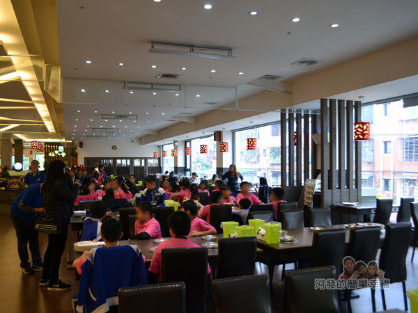 極鮮火鍋06-用餐區-環境寬敞明亮舒適