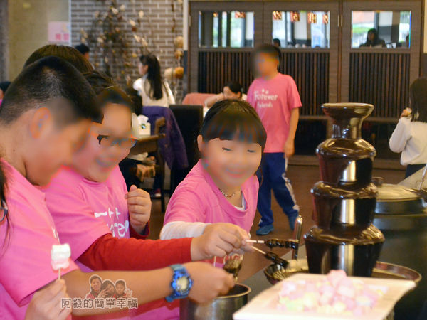 極鮮火鍋36-很受小朋友喜愛的巧克力噴泉