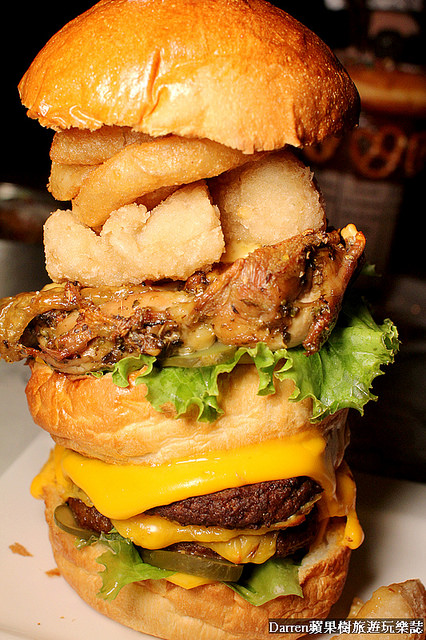『桃園中壢美食』CARRIE’S美式早午餐(文末有菜單)★中壢sogo附近美式早午餐廳/瘋狂奶昔上傳IG超好拍30公分漢堡有夠威