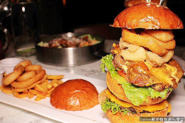 『桃園中壢美食』CARRIE’S美式早午餐(文末有菜單)★中壢sogo附近美式早午餐廳/瘋狂奶昔上傳IG超好拍30公分漢堡有夠威