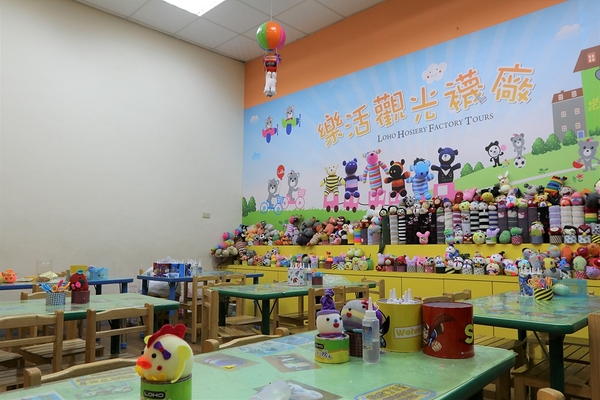 台灣樂活觀光襪廠：【彰化社頭景點】樂活襪之鄉博物館(樂活織襪觀光工廠)~DIY襪子手作公仔，免門票親子遊趴趴走