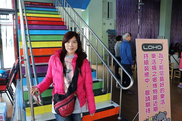 台灣樂活觀光襪廠:【彰化景點】LOHO樂活襪之鄉博物館~樂活觀光襪廠/五顏六色的彩虹大樓建築/MIT台灣製造機能襪/極抗臭超機能襪/彩繪牆及戲沙池