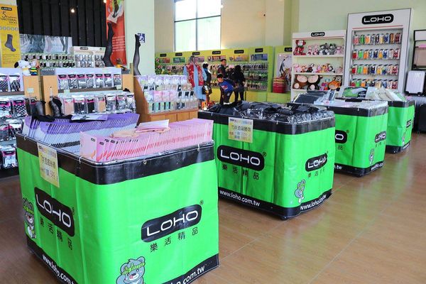 台灣樂活觀光襪廠:【彰化景點】LOHO樂活襪之鄉博物館~樂活觀光襪廠/五顏六色的彩虹大樓建築/MIT台灣製造機能襪/極抗臭超機能襪/彩繪牆及戲沙池