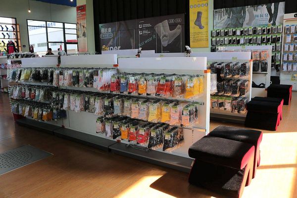 台灣樂活觀光襪廠:【彰化景點】LOHO樂活襪之鄉博物館~樂活觀光襪廠/五顏六色的彩虹大樓建築/MIT台灣製造機能襪/極抗臭超機能襪/彩繪牆及戲沙池