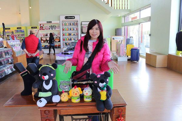 台灣樂活觀光襪廠:【彰化景點】LOHO樂活襪之鄉博物館~樂活觀光襪廠/五顏六色的彩虹大樓建築/MIT台灣製造機能襪/極抗臭超機能襪/彩繪牆及戲沙池