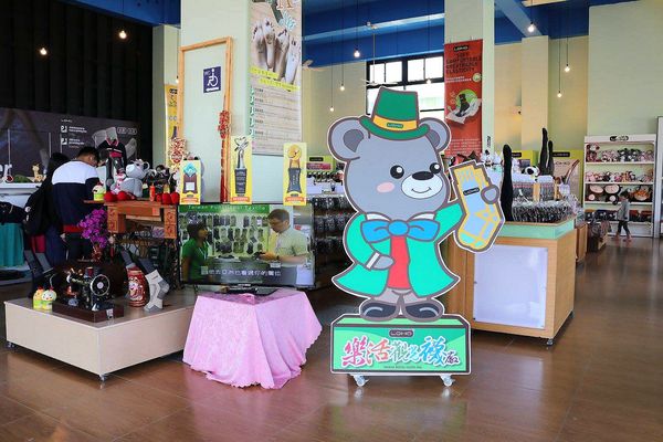 台灣樂活觀光襪廠:【彰化景點】LOHO樂活襪之鄉博物館~樂活觀光襪廠/五顏六色的彩虹大樓建築/MIT台灣製造機能襪/極抗臭超機能襪/彩繪牆及戲沙池