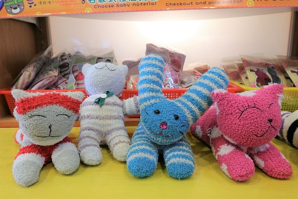 台灣樂活觀光襪廠：【彰化社頭景點】樂活襪之鄉博物館(樂活織襪觀光工廠)~DIY襪子手作公仔，免門票親子遊趴趴走