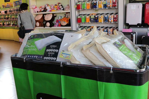 台灣樂活觀光襪廠:【彰化景點】LOHO樂活襪之鄉博物館~樂活觀光襪廠/五顏六色的彩虹大樓建築/MIT台灣製造機能襪/極抗臭超機能襪/彩繪牆及戲沙池