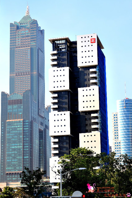 搭乘開頂雙層巴士遊高雄，在地人私藏美食、景點全攻略！！上車就開始筆記古早味小吃，帶你看遍海洋城市新風貌，聽見不一樣的港都歷史故事！